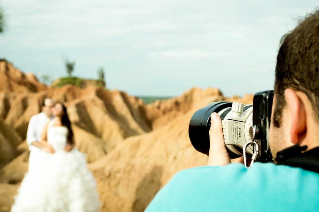 Engager un photographe de mariage : une pratique courante en France